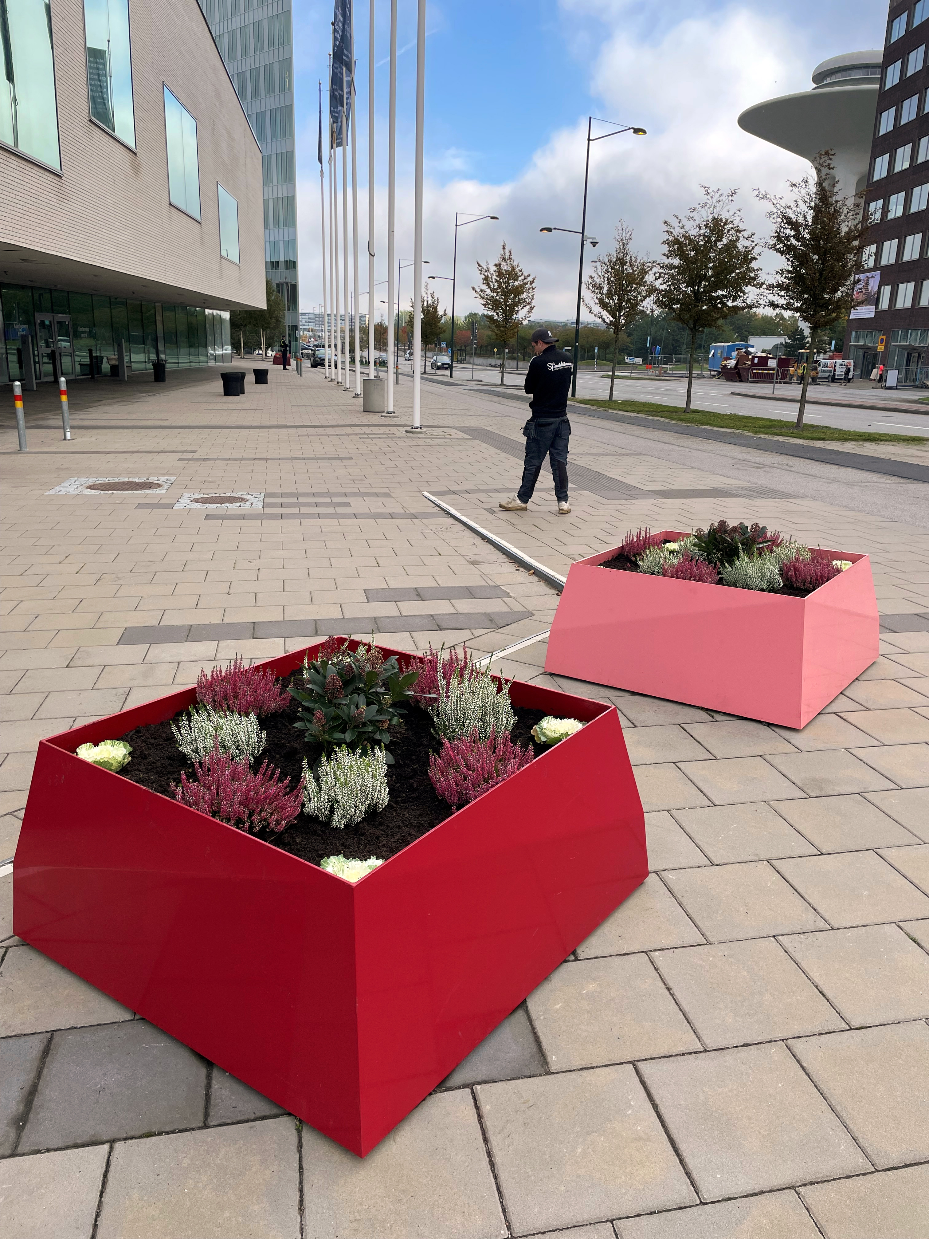 Skött utemiljö med planteringar vid fastighet